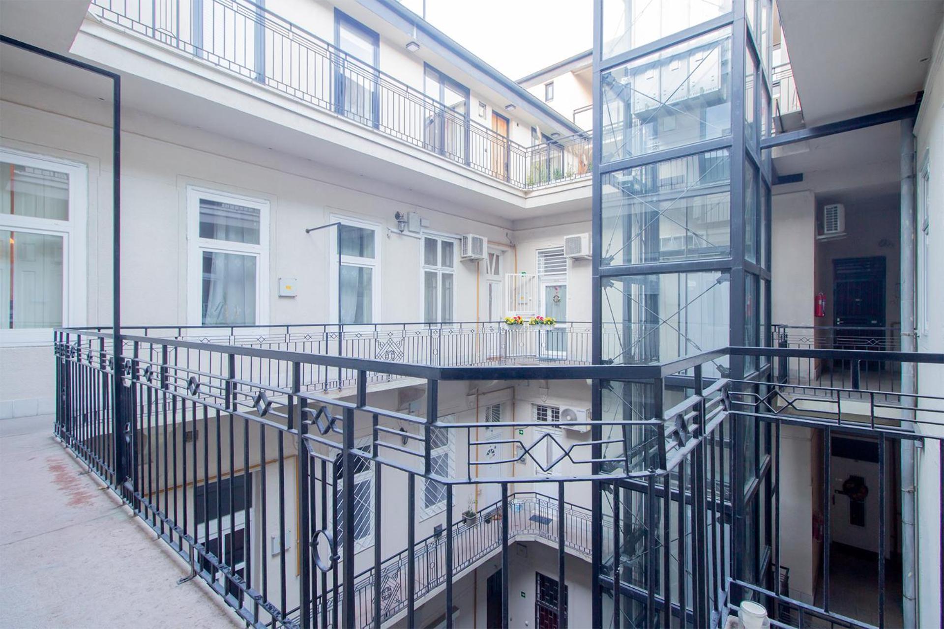Kalvin 2Bdr Apartment With Ac Budapest Luaran gambar